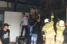 Bengkel Mobil Terbakar...