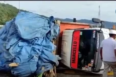 Truk Bermuatan Mebel...