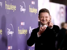 Kaki Jeremy Renner Tertabrak...