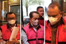 Kejagung Geledah Rumah...