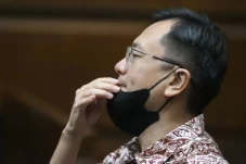 Hakim Tunda Sidang Putusan...
