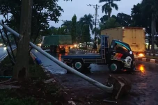 Mobil Pikap Tabrak Tiang...
