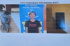 Asyik Telponan di Depan...