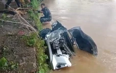 Minibus Tabrak Pohon...