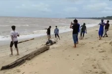 Mayat Pria di Tepi Pantai...