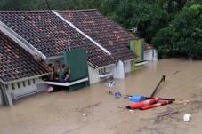 Banjir Bandang Rendam...