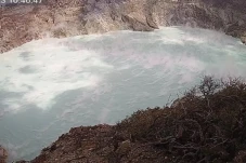 Gunung Ijen Berstatus...