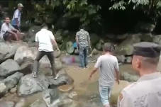 Loncat di Air Terjun...