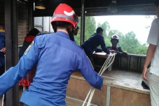 Ponsel Jatuh ke Tebing...