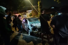 Motor Vs Mobil Adu Banteng...