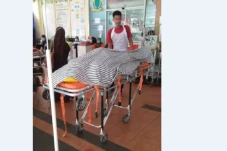 Bersihkan Puing Bangunan...
