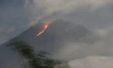 Gunung Semeru Keluarkan...
