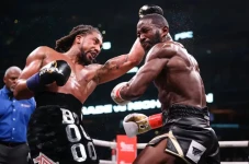 Demetrius Andrade Perpanjang...