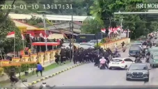 Massa Lukas Enembe Serang...