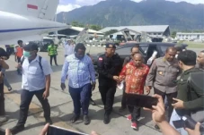 Gubernur Papua Lukas...