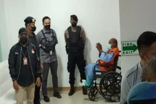 Duduk di Kursi Roda...