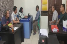 Diantar Keluarga, Oknum...