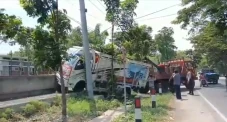Truk Hantam Pemotor,...