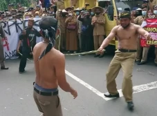 Takut Diserobot, Seni...