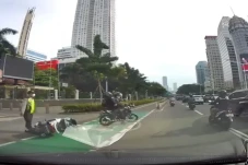 Terjatuh di Jalur Sepeda,...