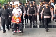 KPK Cegah Istri Lukas...