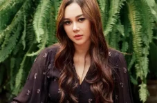 2 Tahun Menjanda, Aura...