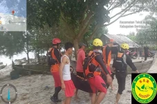 Cari Ikan di Pantai...