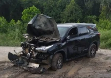 Mobil Ketua DPRD Nyungsep...