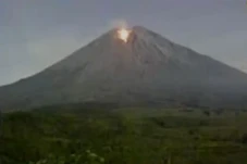 Lava Pijar Kembali Dimuntahkan...