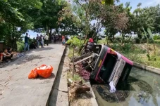 Bus Rombongan Hajatan...