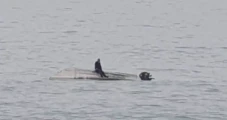 Perahu Terbalik di Danau...