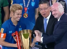 Presiden FIFA Serahkan...