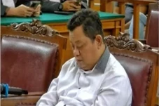 Kuat Maruf Tertunduk...
