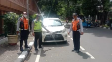 Pria Tertidur dengan...