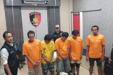Polisi Tangkap Komplotan...