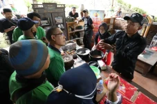 Relawan Ojol Latih Keterampilan...