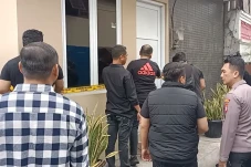Geledah Rumah Alex Bonpis,...