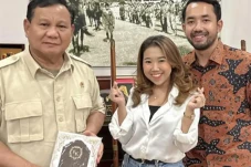 Kiky Saputri Antar Undangan...