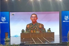 Hadiri Wisuda Pertama...