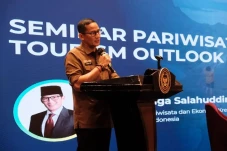 Pariwisata Dihadang...