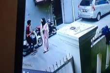 Pura-pura Pacaran, Sejoli...