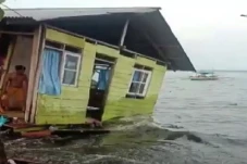 Diterjang Banjir Rob...