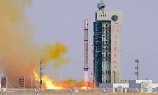 Luncurkan 3 Satelit...
