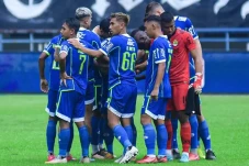 Madura United vs Persib...
