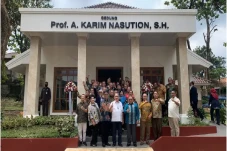 Unkris Bangun Gedung...