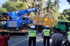 Truk Crane Terguling...