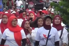 Ratusan Emak-emak Ikut...