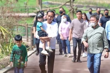 Presiden Jokowi Tinjau...