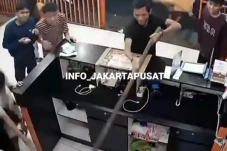 Viral! 9 Remaja Keroyok...