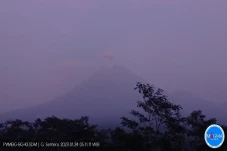 Gunung Semeru Erupsi...